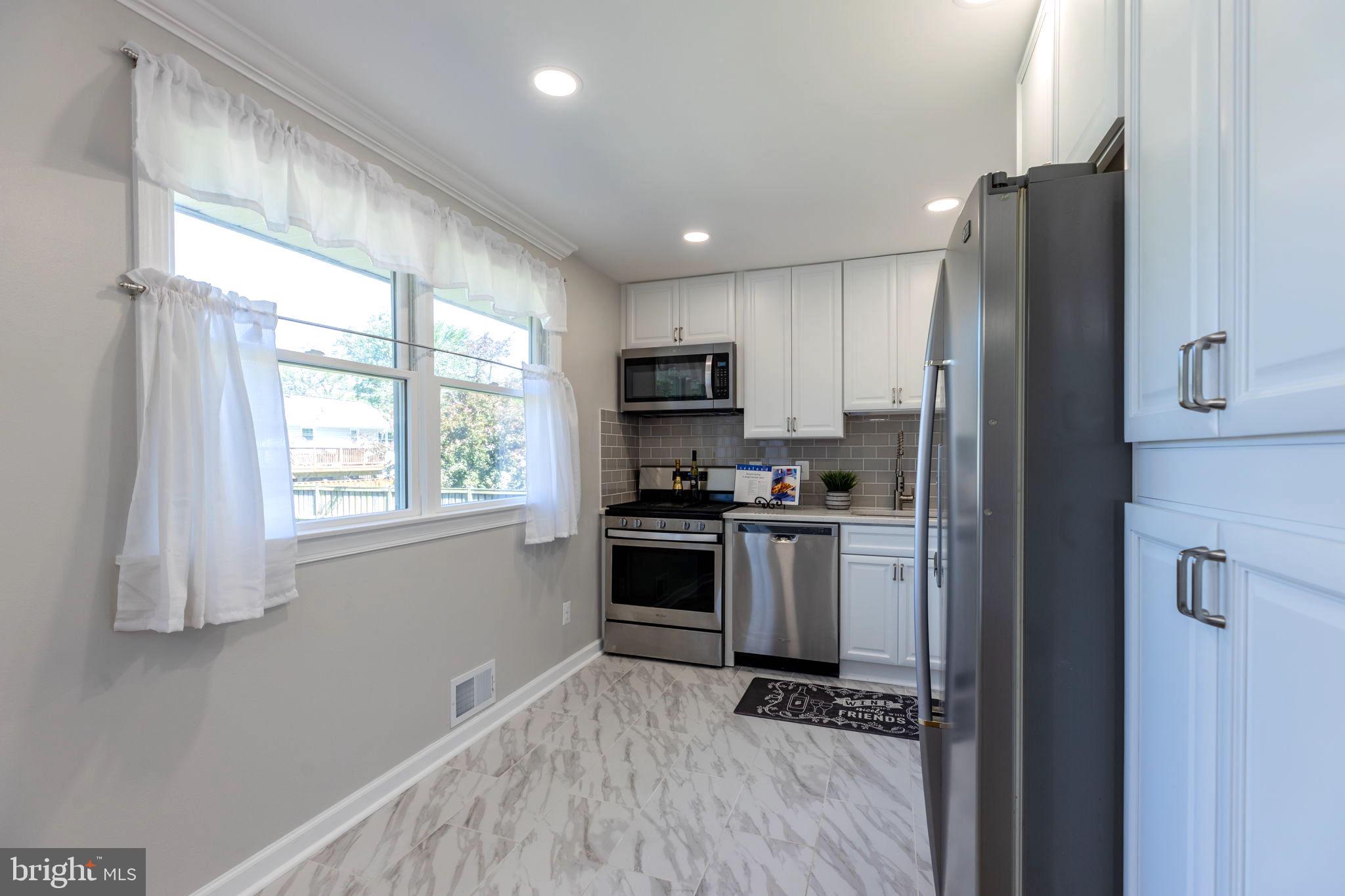 COUNTRY CLUB MANOR - Residential