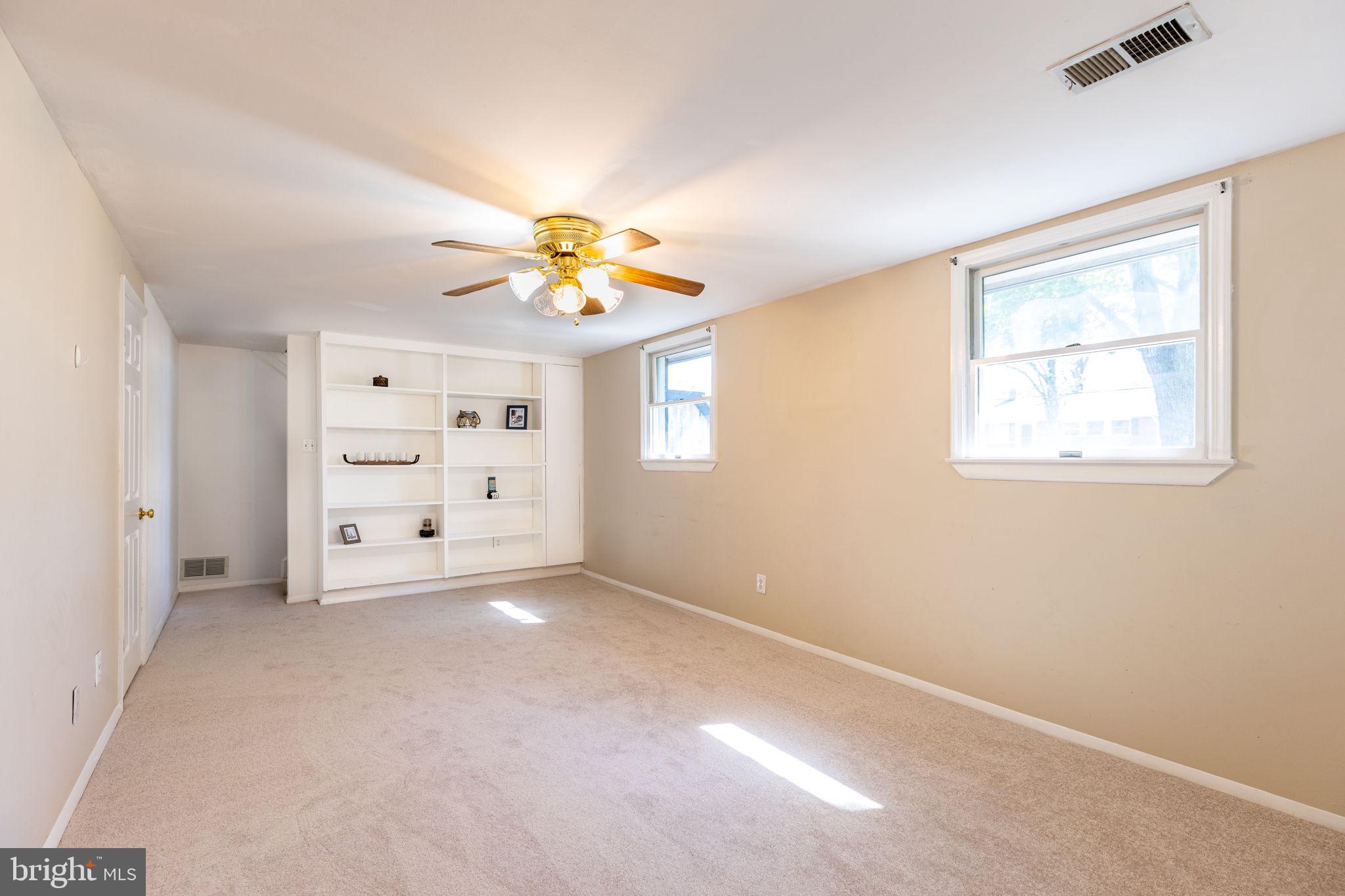 COUNTRY CLUB MANOR - Residential