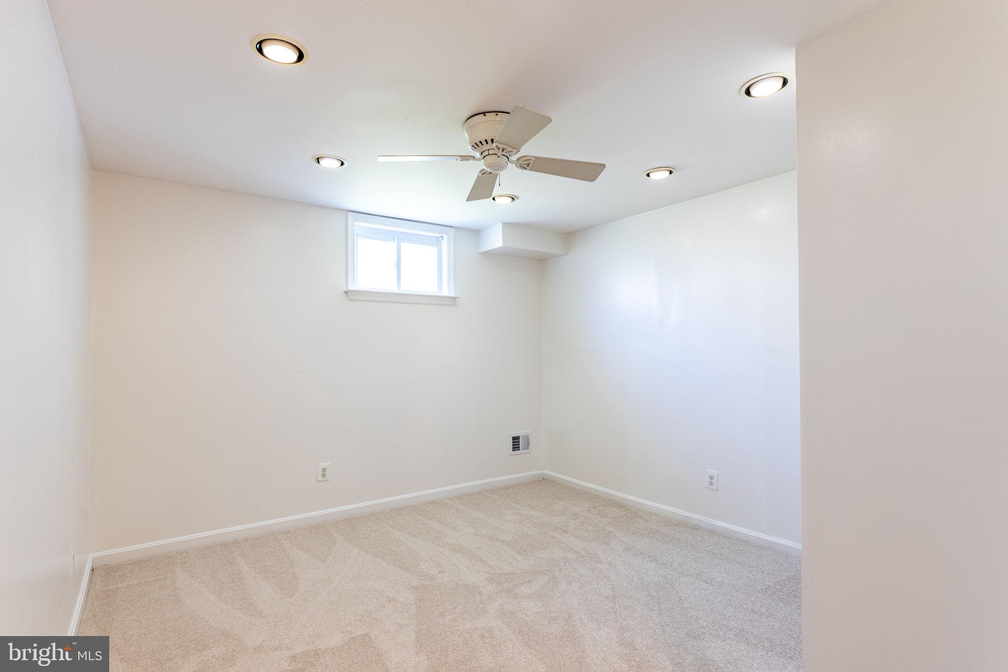 COUNTRY CLUB MANOR - Residential