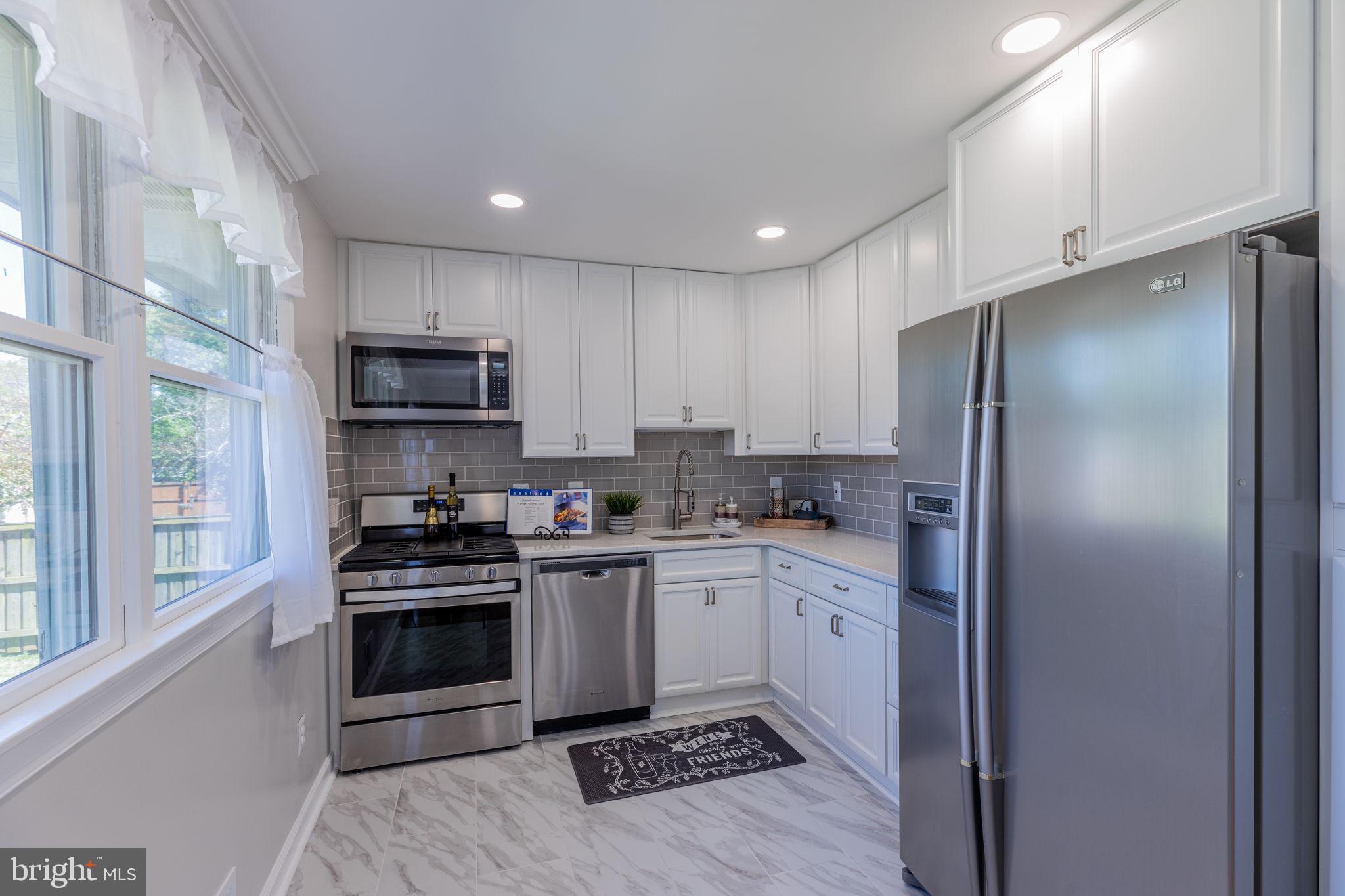 COUNTRY CLUB MANOR - Residential