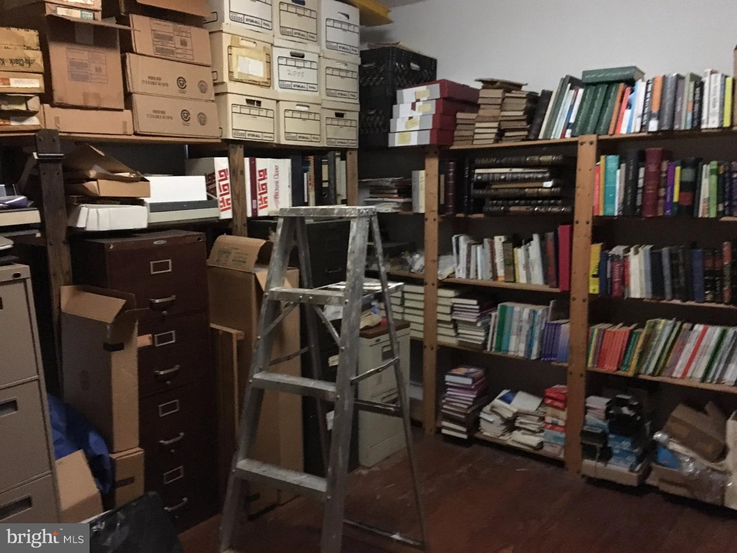 QUEEN VILLAGE - Residential Income