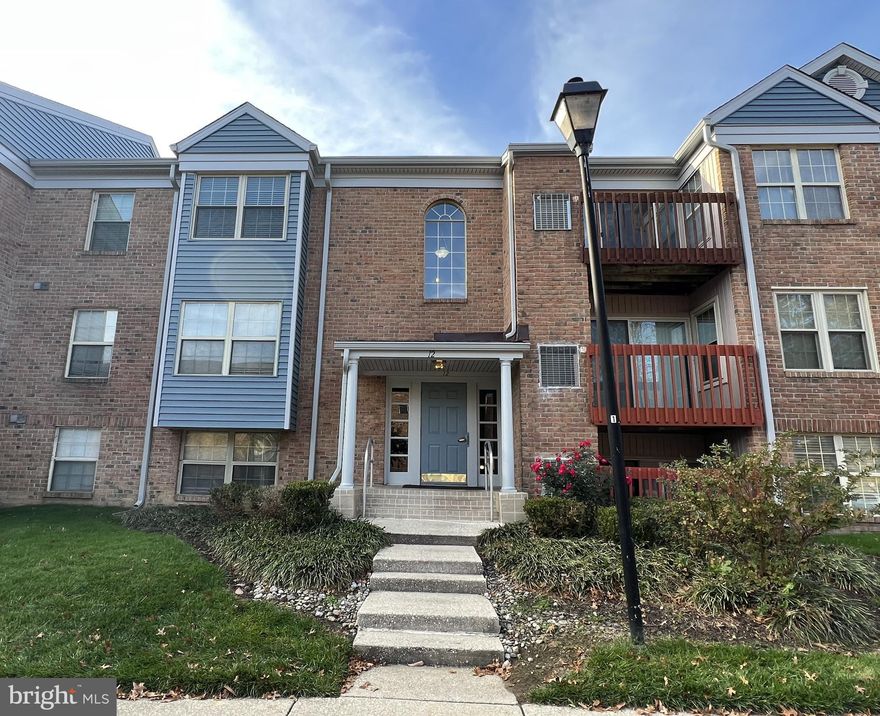 Great 2 brm 1 ba condo in a secure building with water view.  Open floor plan, spacious two bedrooms. Unit needs minor TLC. Great for a home owner or an investor. Priced to sell. MUST SEE!