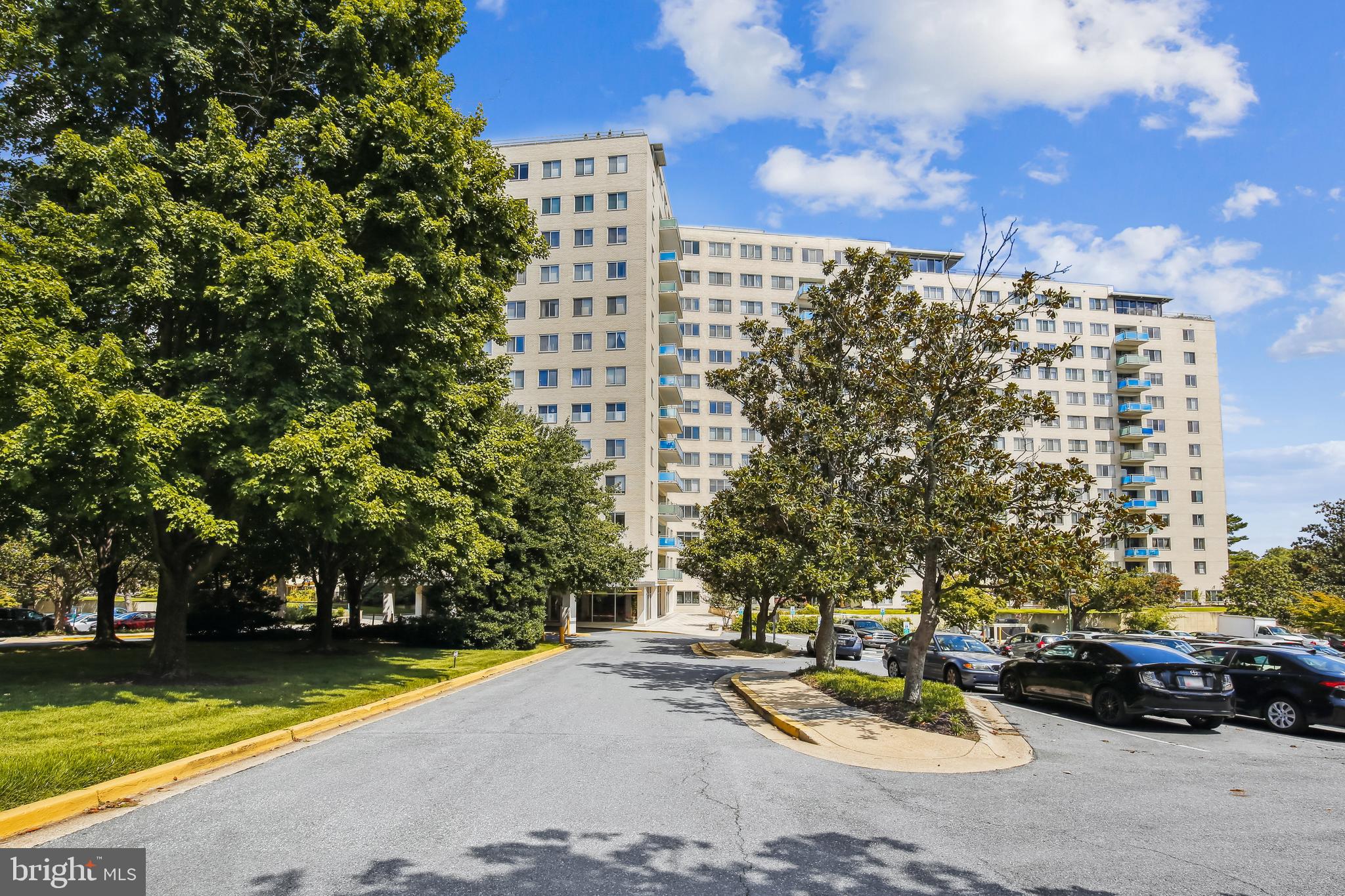 Offer Deadline 7/28, 6 pm. Very large, updated 1-bedroom with updated, kitchen, wood floors and much more. Located in convenient and beautiful Grosvenor Park and steps away from Grosvenor Metro. Amenities include Party Rooms, Fitness Center, Community Laundry, Pool, Picnic Pavillion, Roof Terrace, Bike & Extra Storage, Tot Lot, 24/7 Reception. Fee includes all utilities and parking . Fios & XFinity available. SMOKE FREE BLDG, FELINE FRIENDLY. Fee also includes maintenance of hvac units and in-unit maintenance program available for other items. Hallways to be renovated this year!