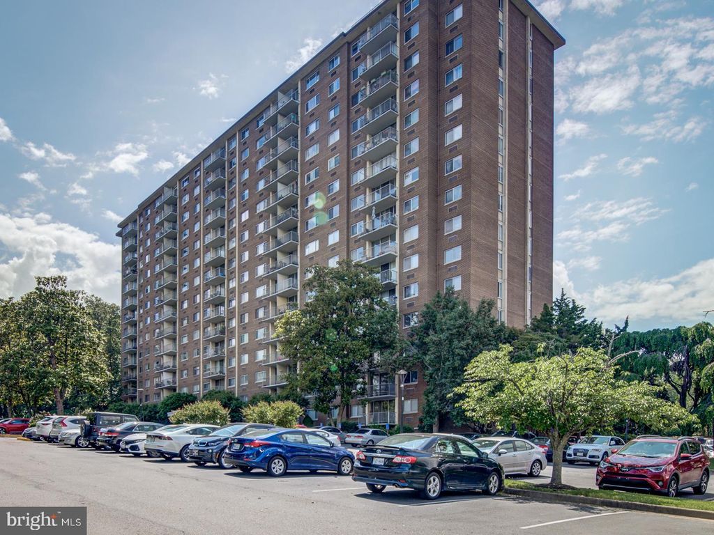 Photo of 2059 Huntington Avenue #300, ALEXANDRIA, VA 22303 (MLS # VAFX2273394)