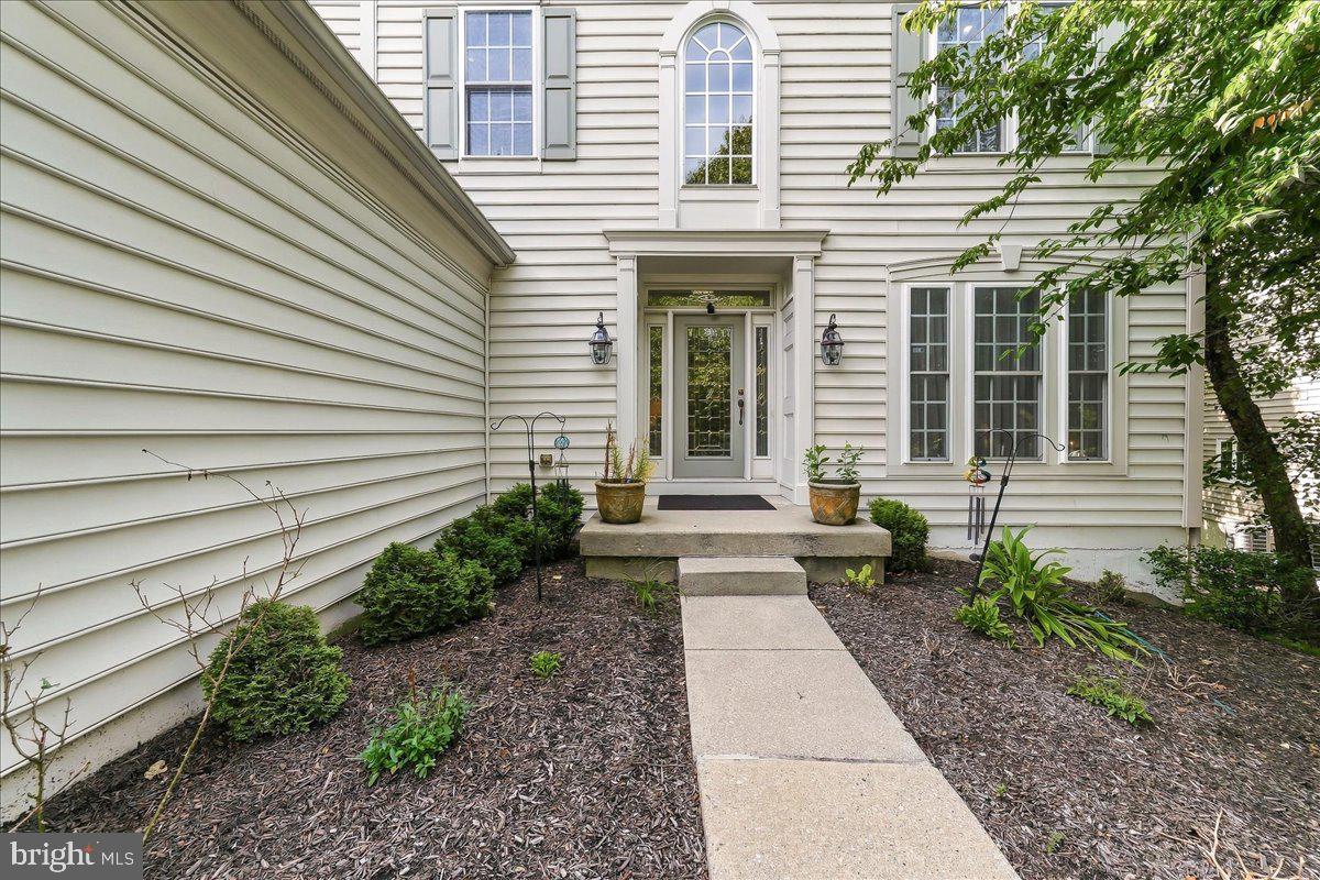 8 RIDINGS WAY
