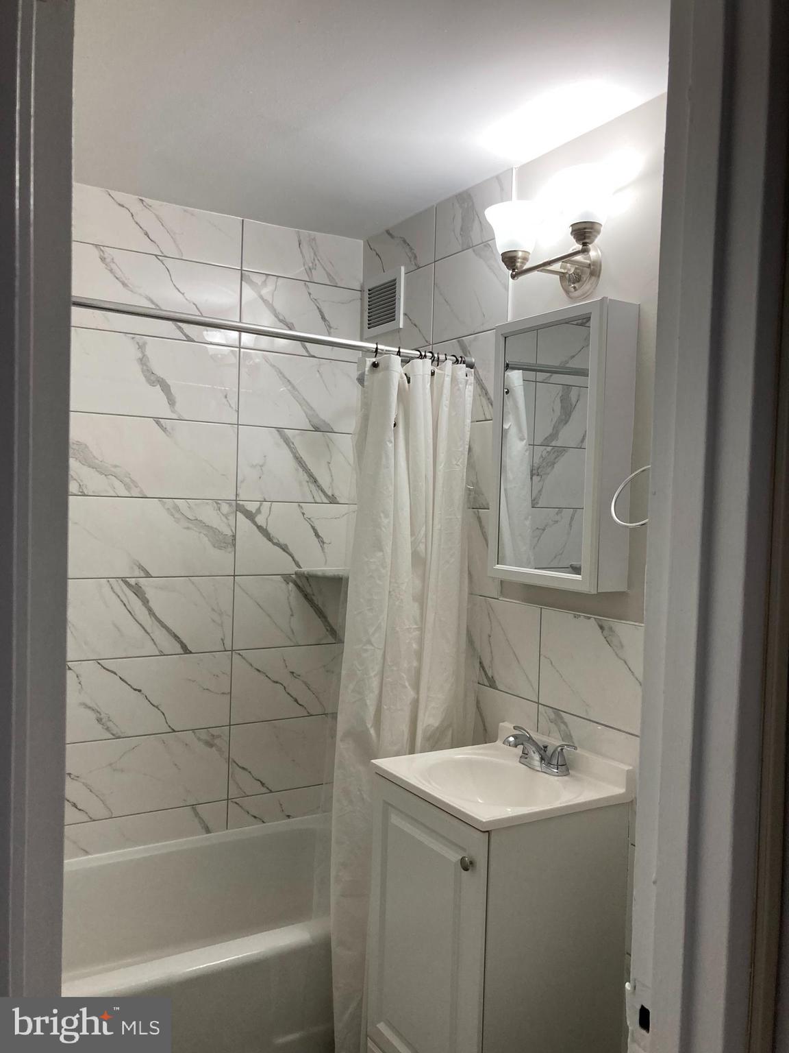 RIVER PLACE NORTH - Residential Lease