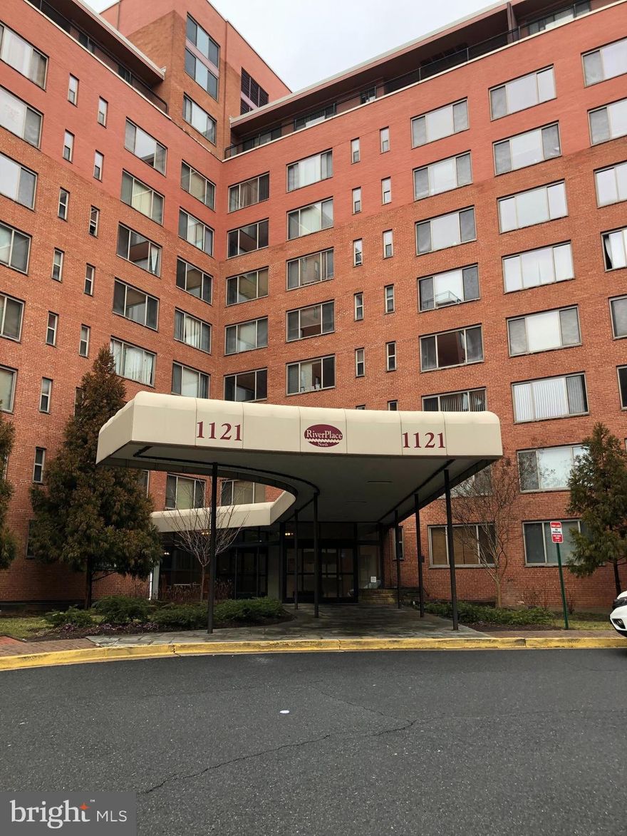 Fully Renovated in 2021. Good sized 514 sq ft One bedroom unit.  Newly painted & Deep Cleaned! Luxury Vinyl Plank flooring.  Brand new refrigerator, oven & microwave in 2021. Short walk to Rosslyn Metro Subway Station.  Quick drive to DC.  View of the Washington, DC Monuments! Across from Iwo Jima Memorial & Netherlands Carillon (Watch Marine Corps Sunset Parade & July 4th Fireworks). Close to restaurants and fast food, Safeway, CVS, hotels. Cross Key Bridge to famous Georgetown. ***Submit rental application to Rent Spree by clicking on link. No more than two combined incomes to qualify.  Minimum credit score of 610 per applicant.  Minimum Combined Gross Income of $5,100/month.***No pets, No smoking policy enforced.***