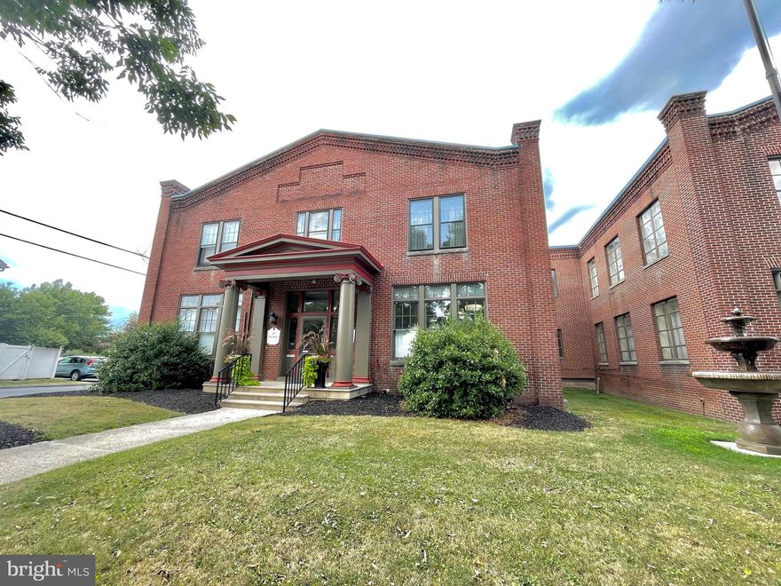 Gettysburg Borough  Restored one bedroom, one bath 2nd floor apartment in Historic Building.  Kitchen features an electric stove &  refrigerator.  Apartment is freshly painted  with newer carpeting, and wall unit air conditioning.   Tenant pays gas, landlord pays electric, water, sewer, and trash.  
Designated parking space for one car,  no-smoking, and no pets.