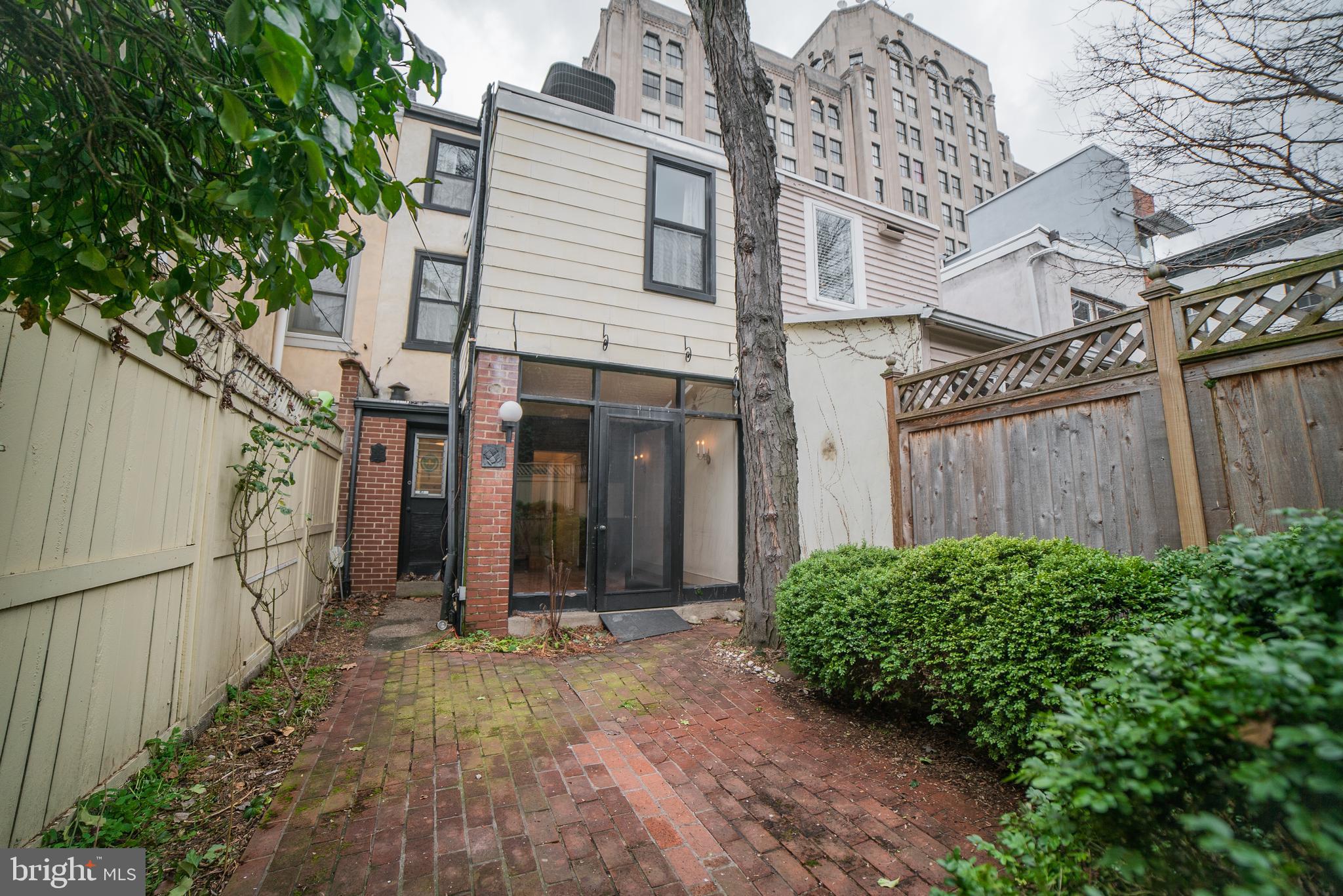 LOGAN SQUARE - Residential