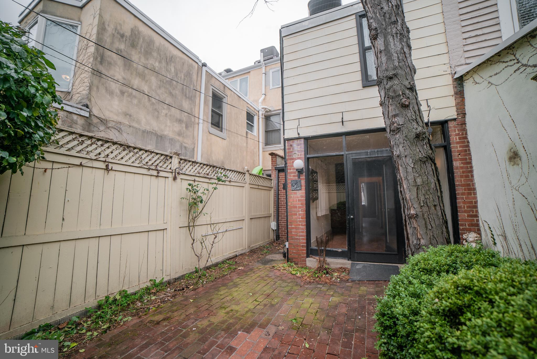 LOGAN SQUARE - Residential