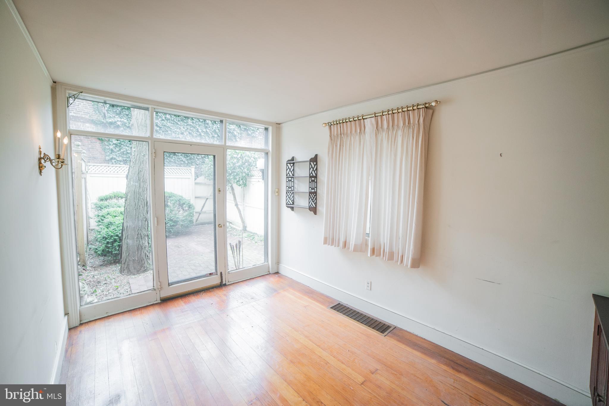 LOGAN SQUARE - Residential