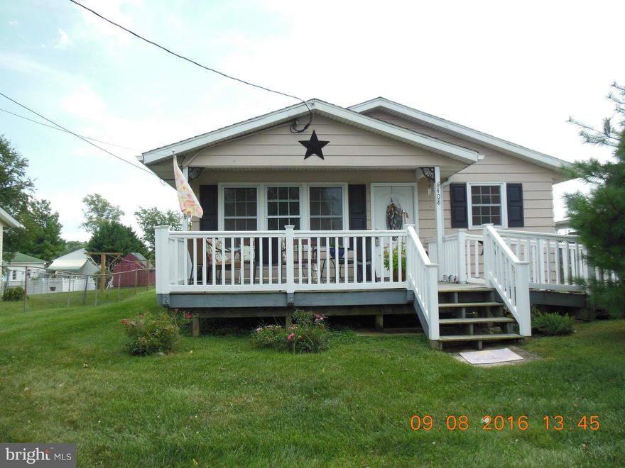 Great for first time homebuyer or retirees, one level living.  Nice level lot and good location.  3 beds, 1 bath Rancher in move-in condition.  Should go all loan types.