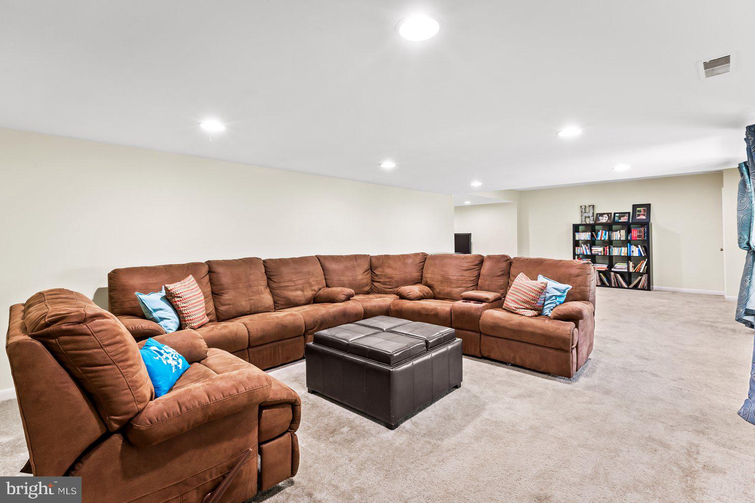 KNOLLCREST MANOR - Residential