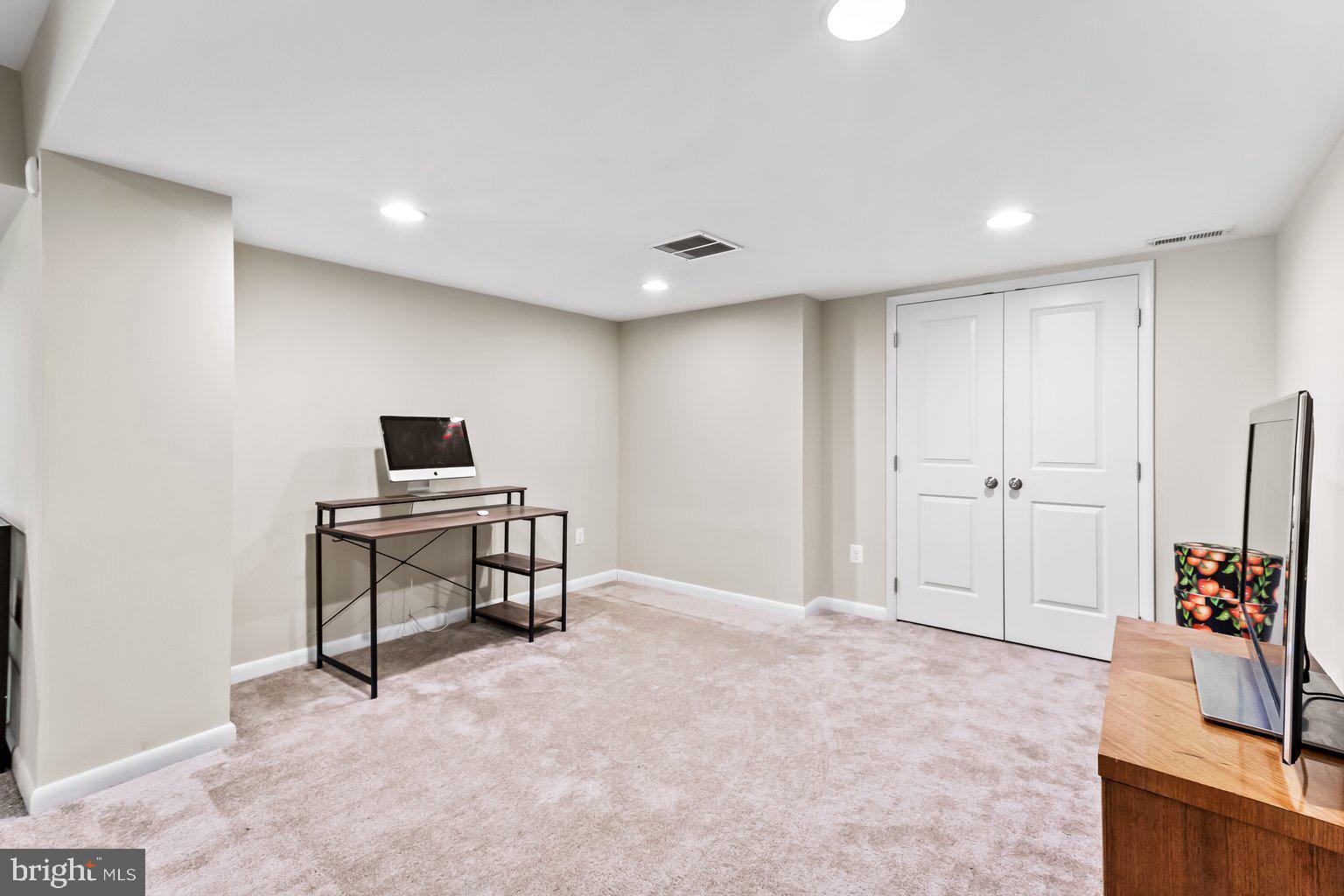 KNOLLCREST MANOR - Residential