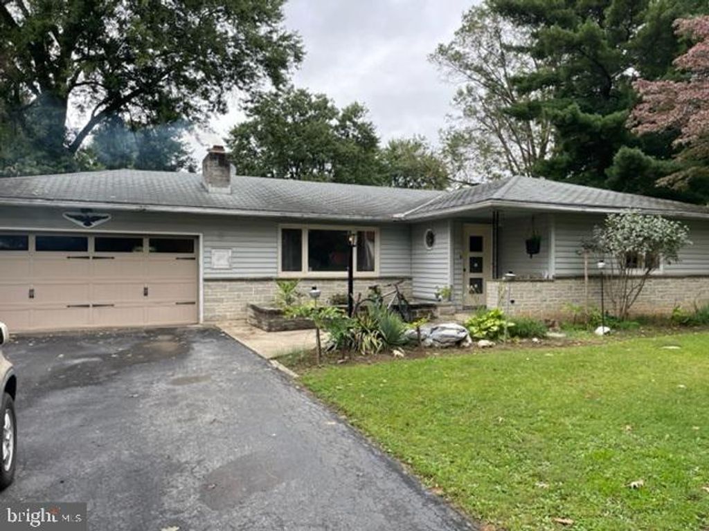Photo of 401 ARROWHEAD DR, LITITZ, PA 17543 (MLS # PALA2026874)