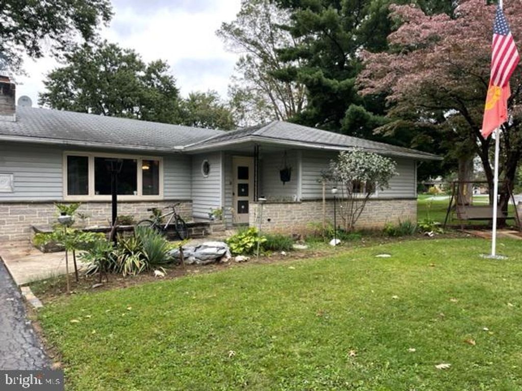 Photo of 401 ARROWHEAD DR, LITITZ, PA 17543 (MLS # PALA2026874)