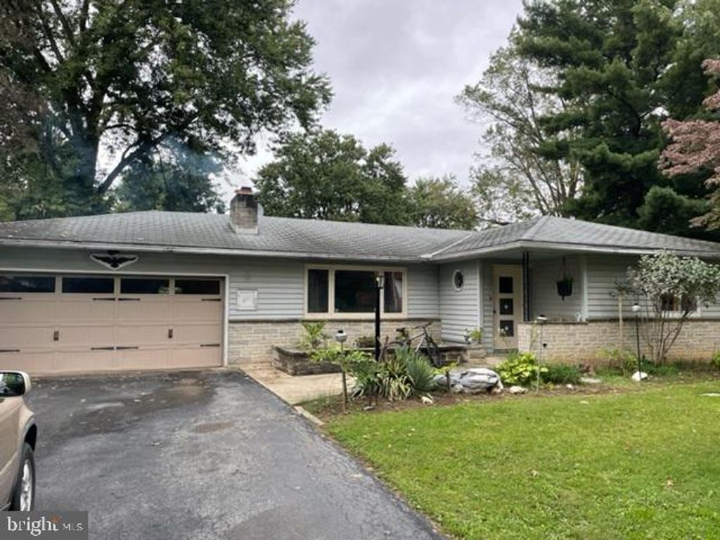 Photo of 401 ARROWHEAD DR, LITITZ, PA 17543 (MLS # PALA2026874)