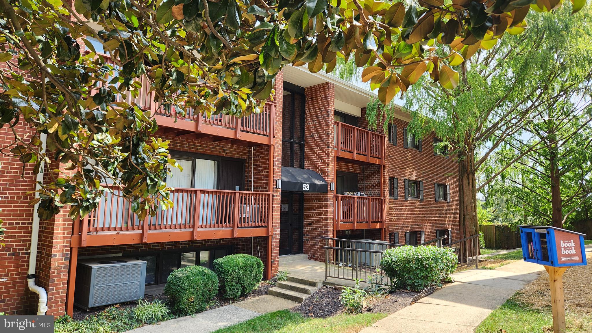 Spacious and bright unit with brand new kitchen, baths, new carpet and fresh paint! Enjoy a large deck and plenty of parking. Just minutes to Old Town and King St metro. Shared laundry in buildings 55 and 101.
Pets are case by case with a deposit. Move in fee with condo association, $150.
