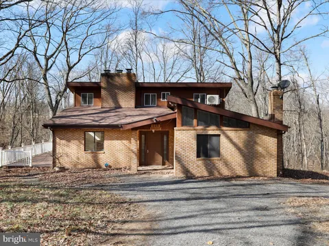 135 Carriage Court, Berkeley Springs, WV MLS: WVMO2004476