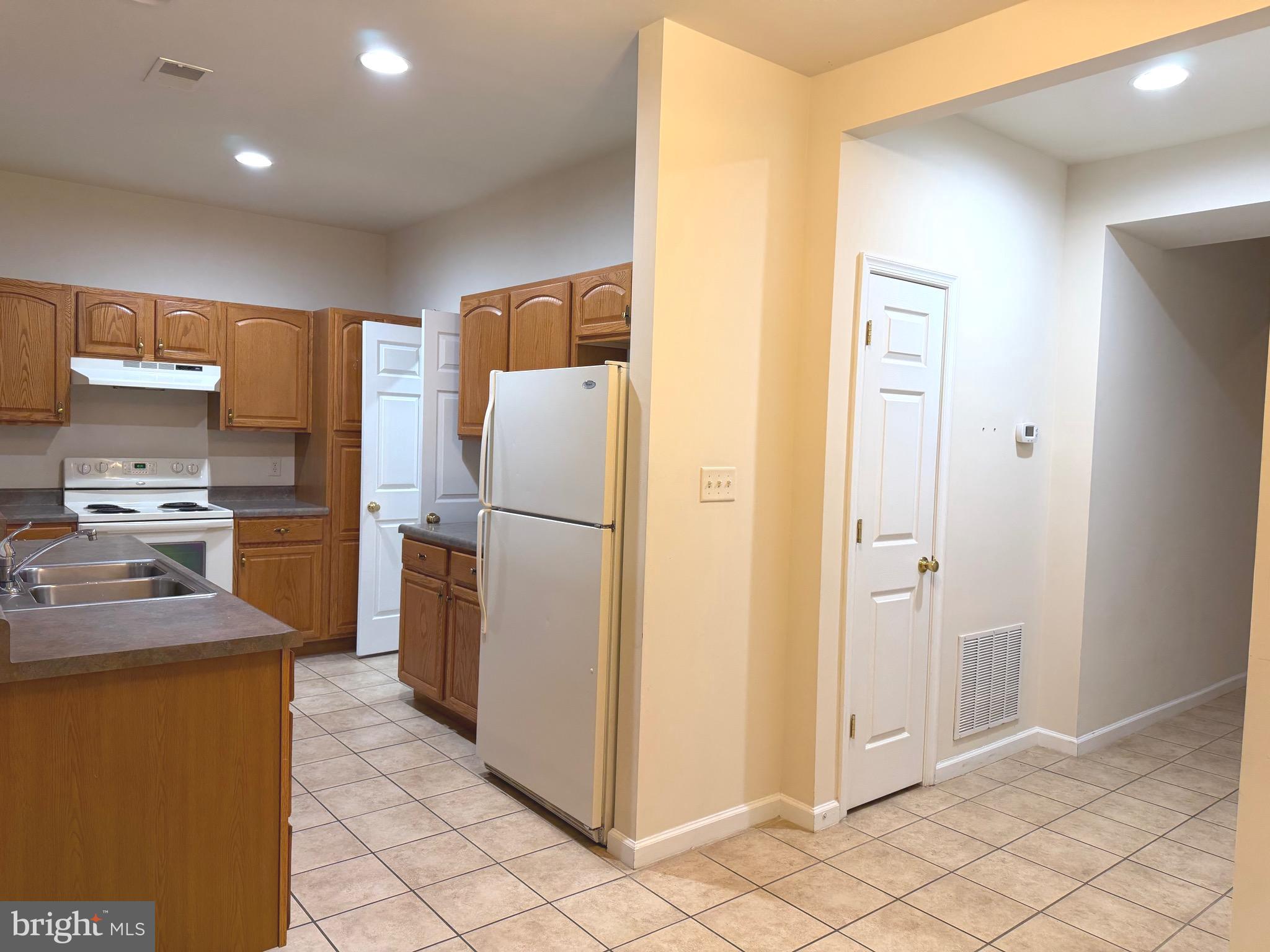 NICHOLSON SQUARE VILLAGE - Residential