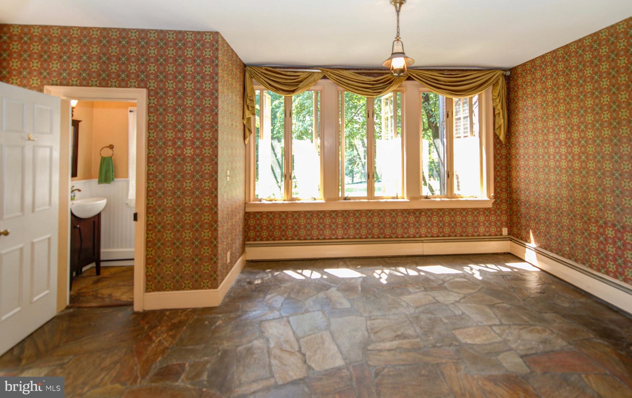 WESTBURY GLEN - Commercial Sale