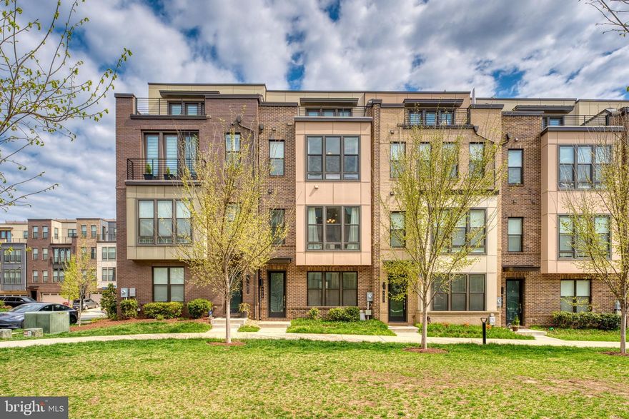 Commonwealth Place at Westfields, Toll Brother's New Brook Model built in 2020.  4 Level 4.5 Bath, Gourmet Kitchen with Open Floor Plan. 2 Car Garage, Hard floors, Quartz Counter Top, SS appliances. Close to Shopping, Wegmans and Restaurants.