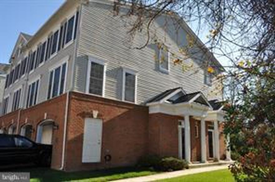 Brick and Siding  end unit TH-style condo with one-car garage. Open floor plan Spacious living and Dining rooms. Kitchen w/breakfast bar, granite counter, Black appliances.  washer/dryer in the kitchen area. Large MBR w/walk-in closet and attached full bath w/separate shower and separate soaking tub. 2 additional bedrooms and guest bath on the upper level. .