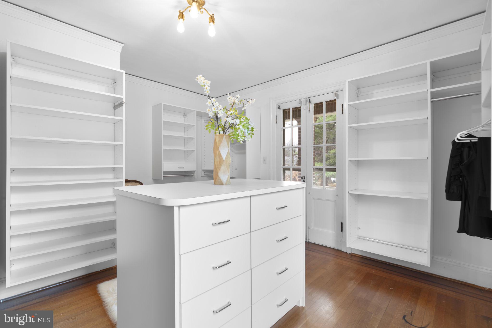 TEN HILLS - Residential