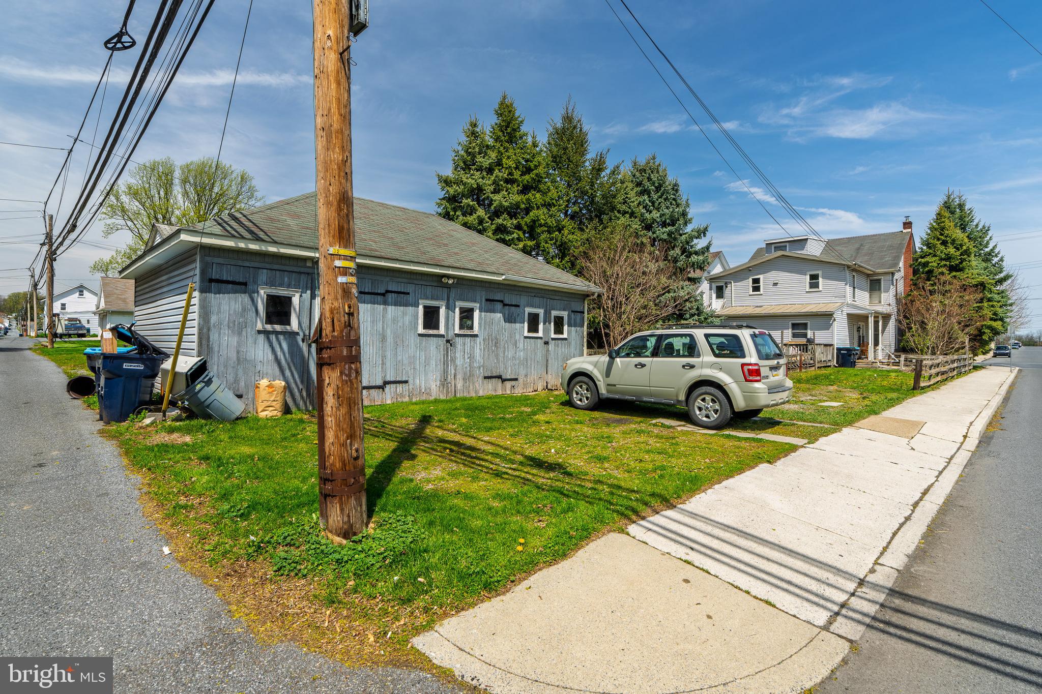 Main image without alt text