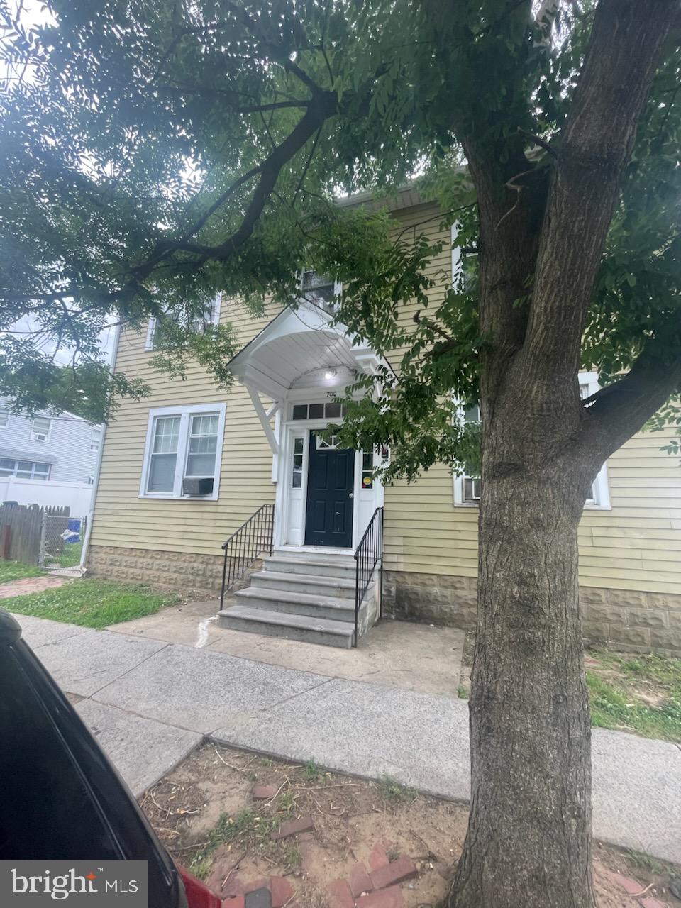 700 HUNTER STREET 2