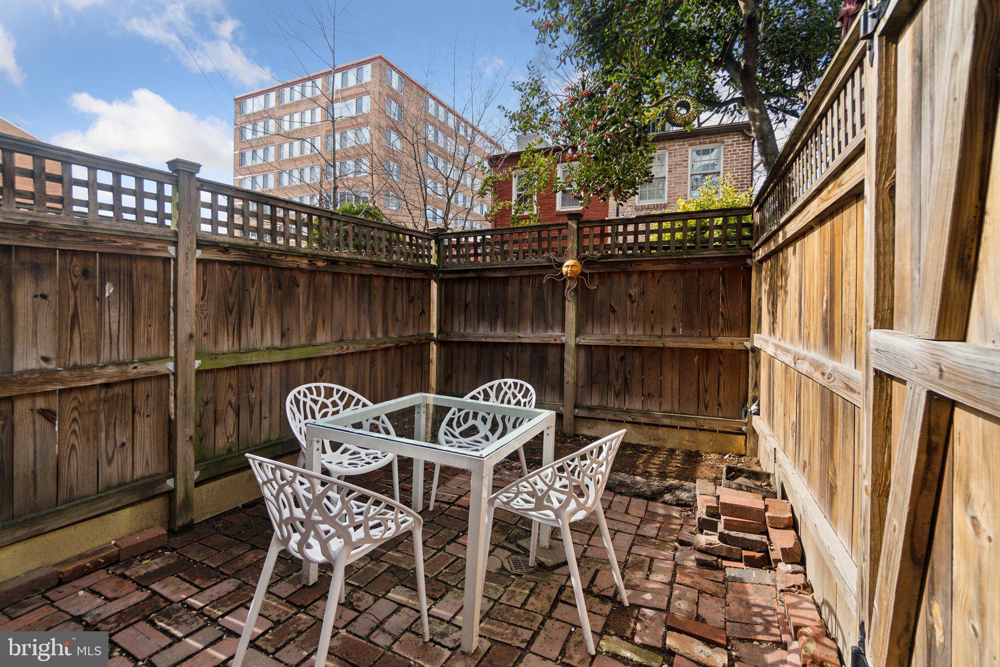 19 SNOWS COURT NW