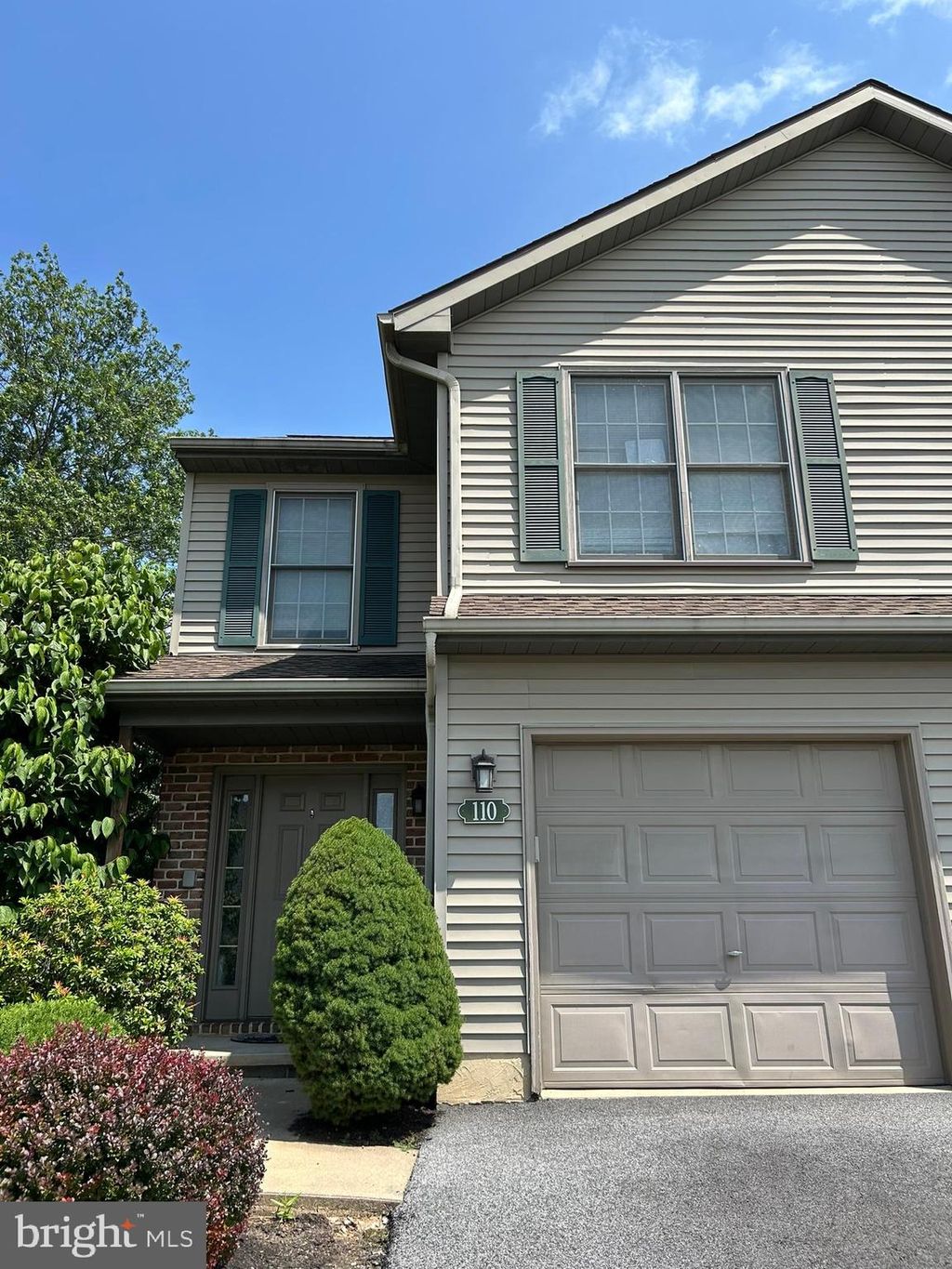 Photo of 110 Oak Ridge Lane, DALLASTOWN, PA 17313 (MLS # PAYK2086938)