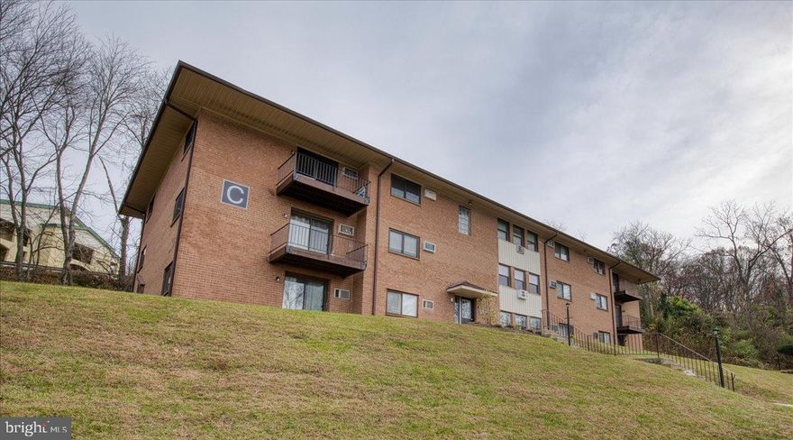 Riddle Glen – 1BR, 882 sq ft end-unit condo just outside Media, across from the Promenade at Granite Run. Corner unit with balcony and wooded views. Refinished hardwood floors, updated kitchen cabinet doors, freshly painted. Laundry and private storage one floor down. Ample parking.