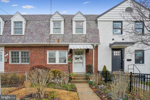 Photo of 304 E Nelson Avenue, ALEXANDRIA, VA 22301 (MLS # VAAX2054780)