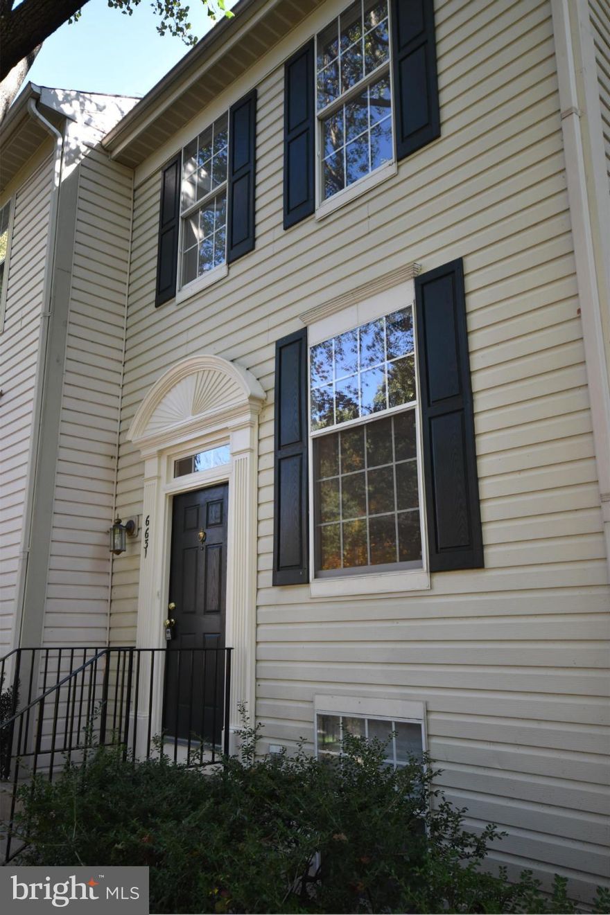 THIS IS WHAT YOU HAVE BEEN WAITING FOR! TOWNHOME IS MOVE IN READY- NEW PAINT THROUGH OUT. HARDWOODS ON MAIN, BRAND NEW CARPET ON UPPER AND LOWER LEVELS. 2 FULL BATHS.  LIGHT AND BRIGHT,  CONVENIENT LOCATION TO RTE 66 AND 28 & 29. STILL TIME TO MOVE IN AND ENJOY THE WINTER HOLIDAYS IN YOUR NEW HOME!