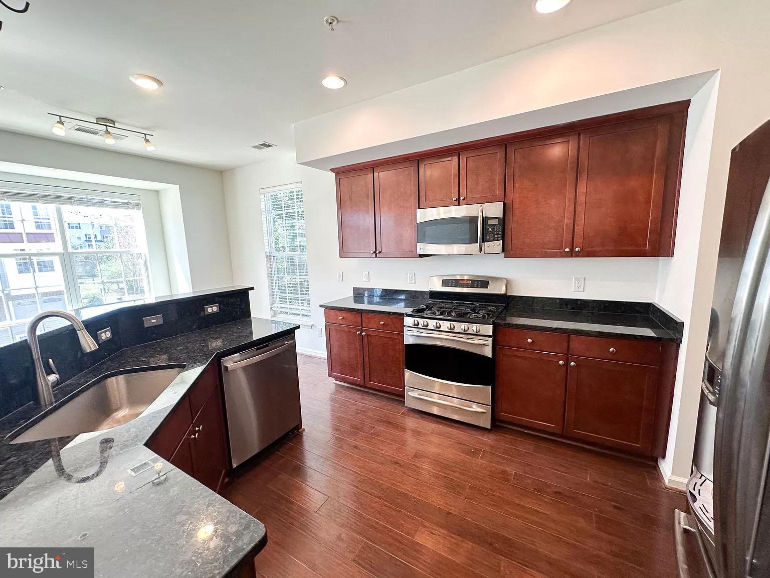 CASCADES PLACE CONDOMINIUM - Residential Lease