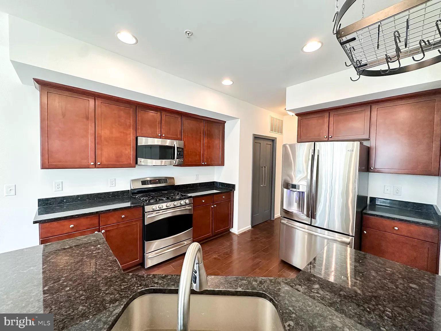 CASCADES PLACE CONDOMINIUM - Residential Lease