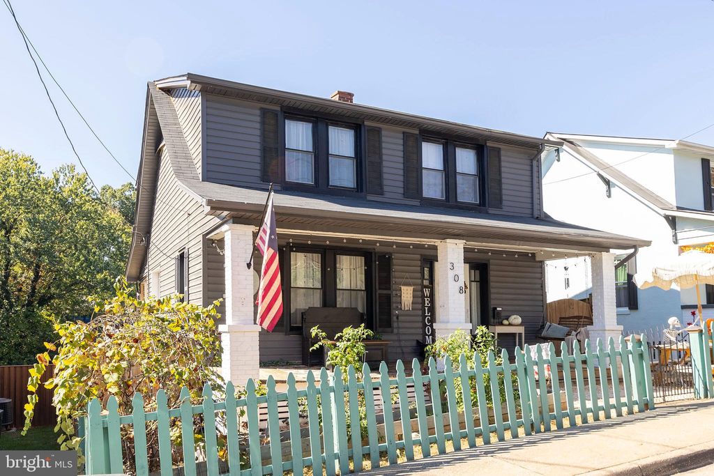 Photo of 308 W Main Street, FRONT ROYAL, VA 22630 (MLS # VAWR2012538)