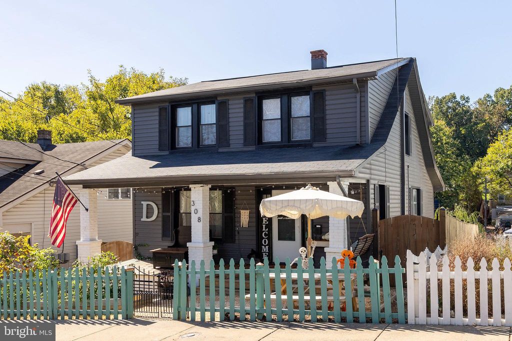 Photo of 308 W Main Street, FRONT ROYAL, VA 22630 (MLS # VAWR2012538)