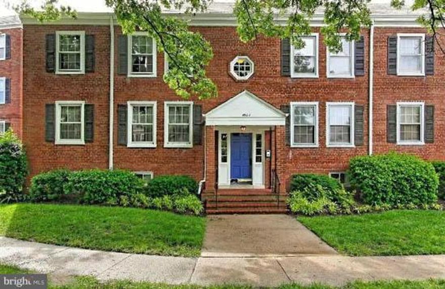 Barcroft Model with fabulous private, quiet backyard and patio. 1422 square ft on 2 levels, 2 BR, 2 full baths, renovated thru-out, gorgeous newer kitchen, new baths, high-end replacement windows & gleaming hardwood floors.  Great location, close to neighborhood pool, walk to Shirlington Village & lots of great shopping.