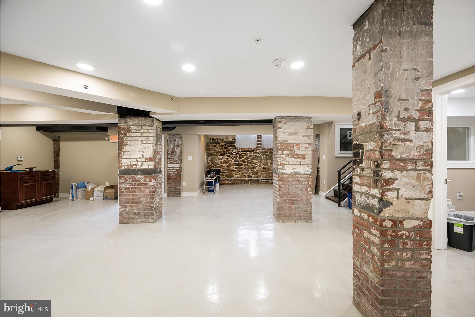 UNIVERSITY CITY - Commercial Lease