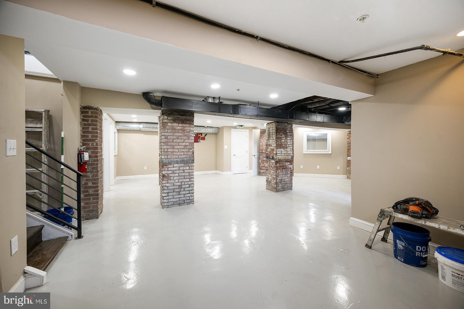 UNIVERSITY CITY - Commercial Lease