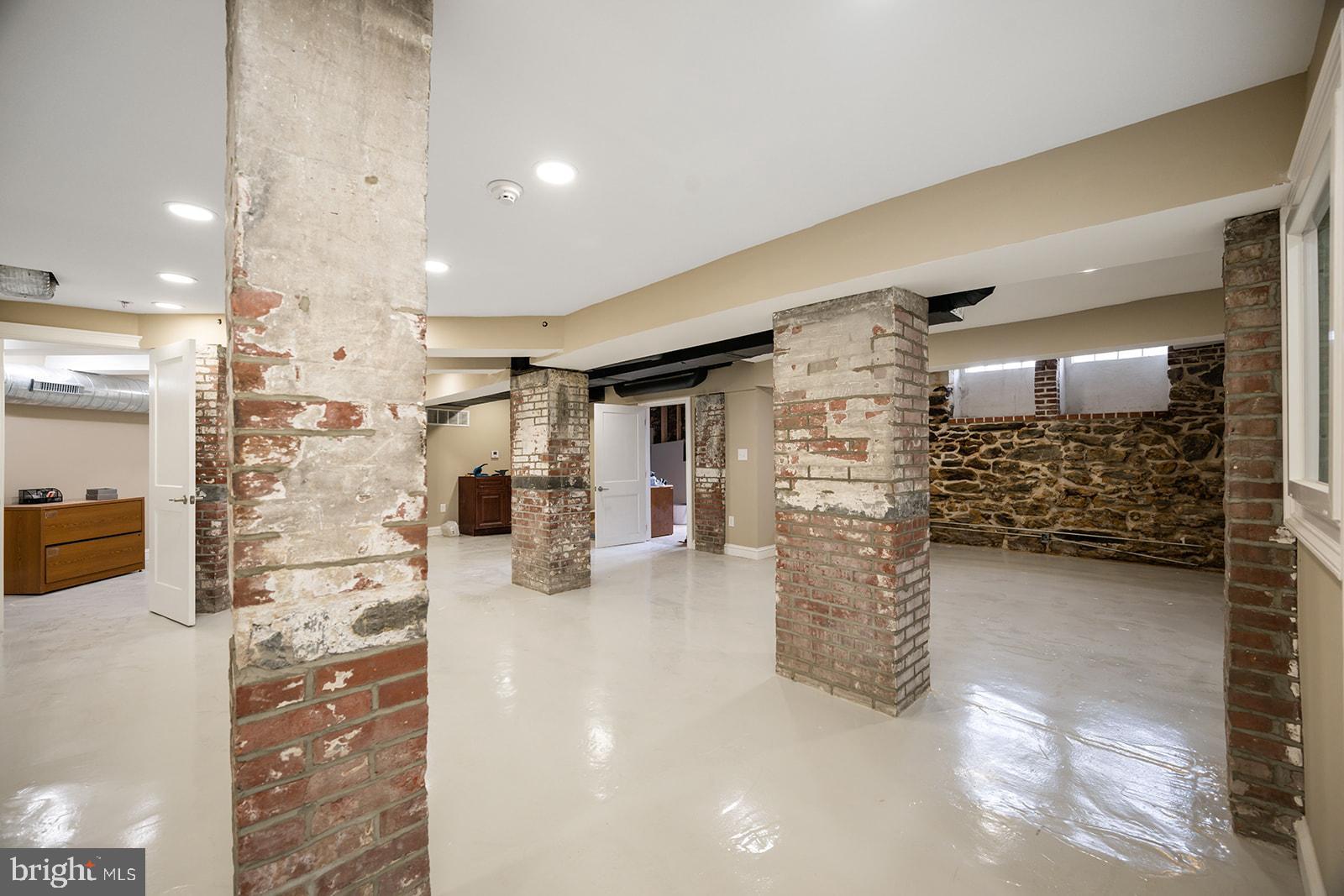 UNIVERSITY CITY - Commercial Lease