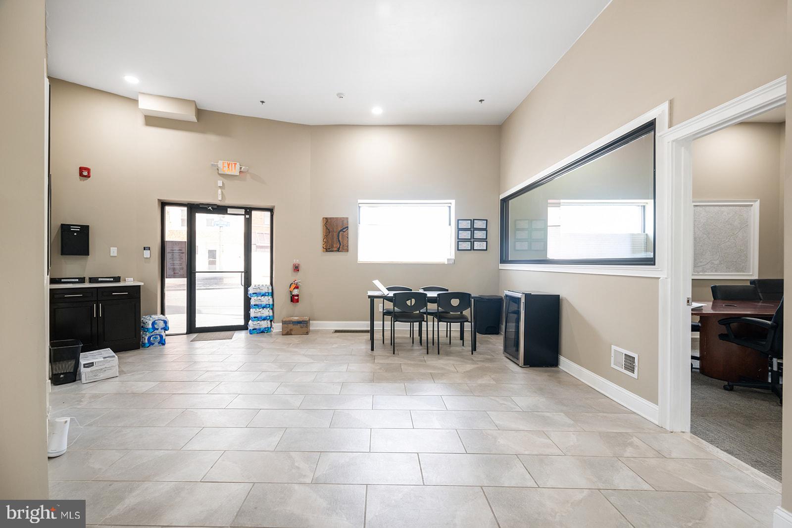 UNIVERSITY CITY - Commercial Lease