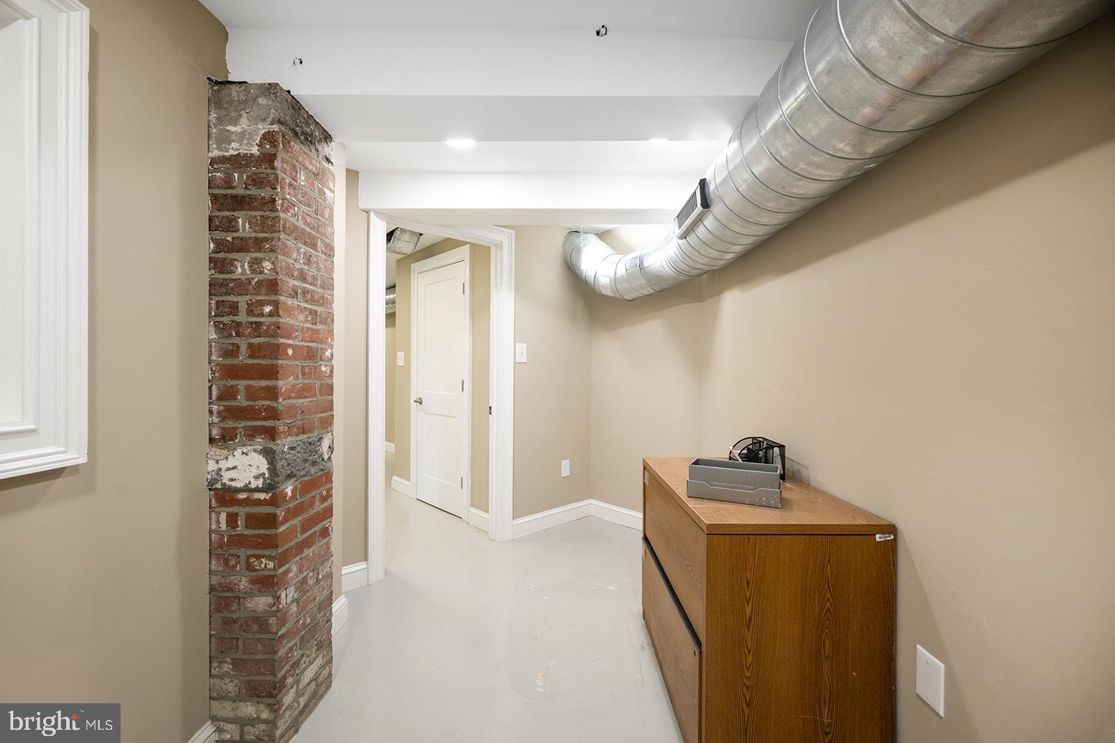 UNIVERSITY CITY - Commercial Lease