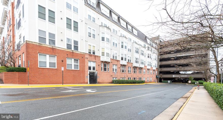 Gorgeous 1 Bedroom Condo with perfect location - Walking distance to the metro .Nice balcony overlooking common area. TV and wall mount to stay. in unit laundry, closets- nice walk in closet master bedroom with built ins. The metro is a 5 min walk away and Mosaic District shopping and dining only a 10 min walk or 2 min drive! Must See! Pristine unit.   Won't last!!!!