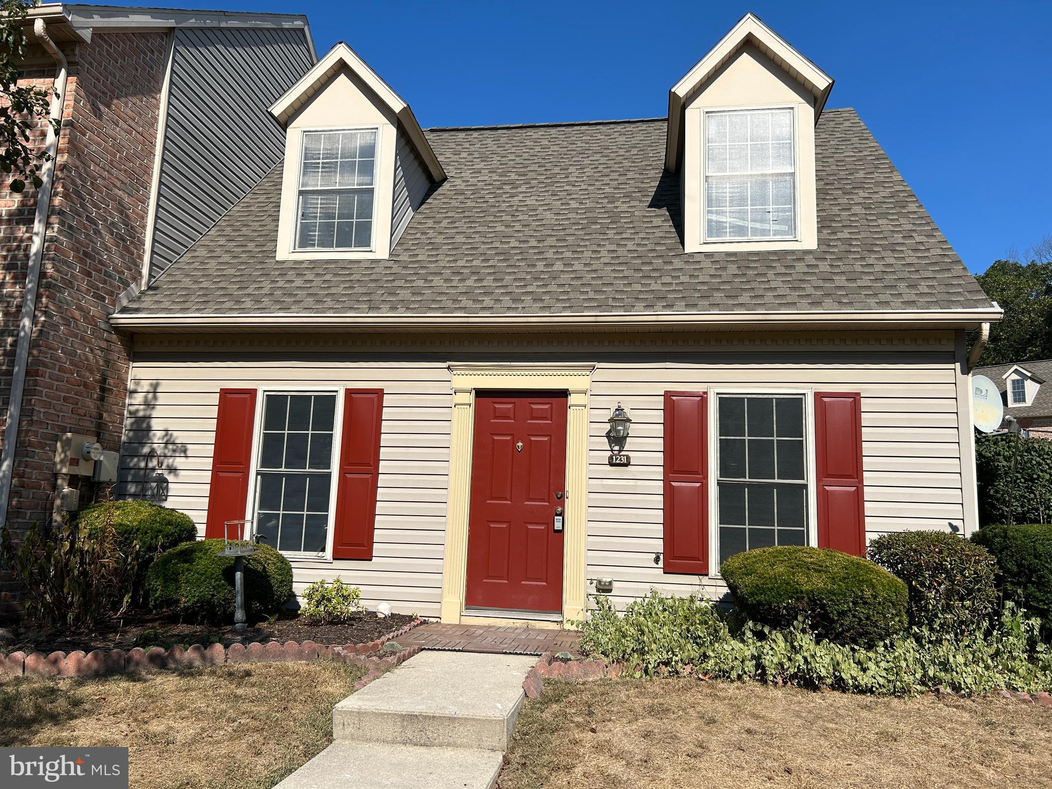 Move-in ready. 2 bed and 2 Full bath townhouse in the desirable community. This recently remodeled 1040 square feet home features two finished levels, and a full suite of appliances including washer, dryer, dishwasher, and refrigerator. Enjoy comfortable living year-round with central electric heating and air. Located in a peaceful and central Mechanicsburg neighborhood, this home offers convenient access to downtown, major roadways, shopping, and dining. It's perfect for families or professionals seeking both comfort and convenience. Owner holds a real estate license. Call or text for schedule tour! Application can be submitted using RentSpree or Zillow.
