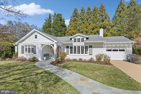 Photo of 6156 Tompkins Drive, MCLEAN, VA 22101 (MLS # VAFX2284714)