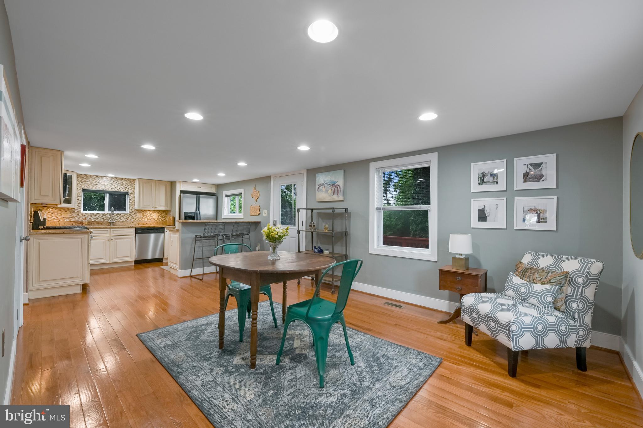 WOODLAND BEACH - Residential