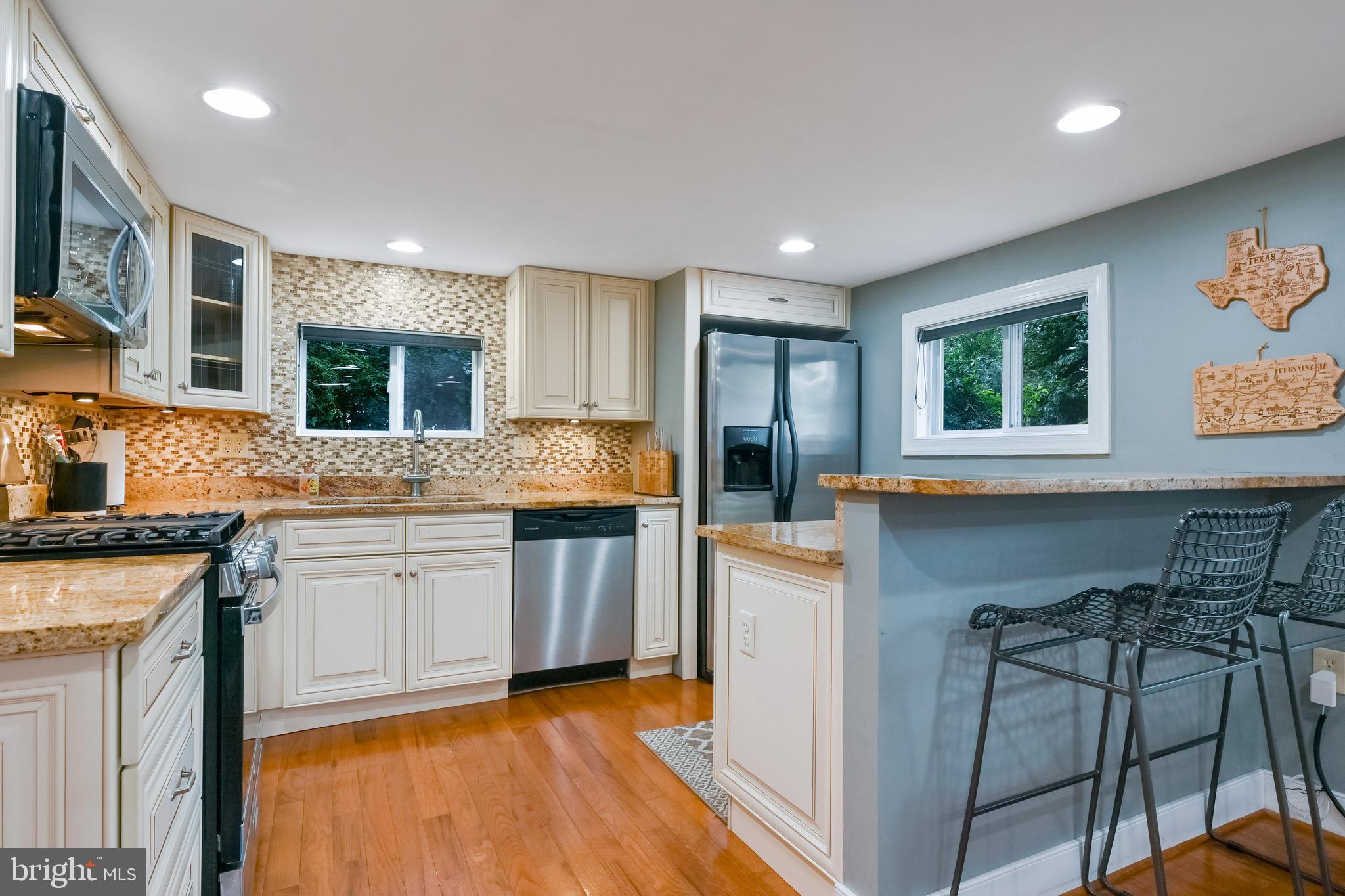 WOODLAND BEACH - Residential